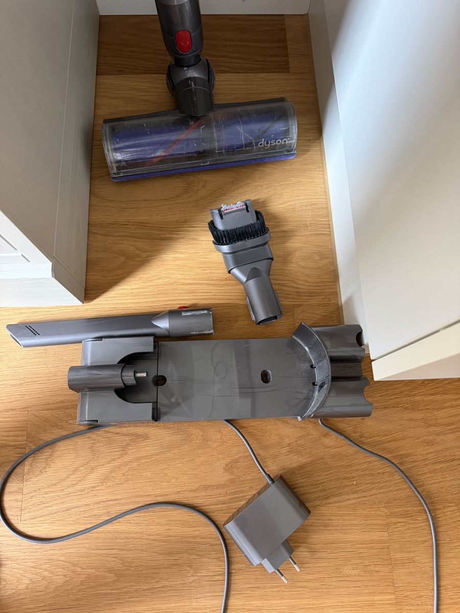 Dyson Aspirapolveri & Accessori: Dyson V6 Absolute Stielstaubsauger mit Zubehör – Difettoso da Muri AG venduto da enwtx