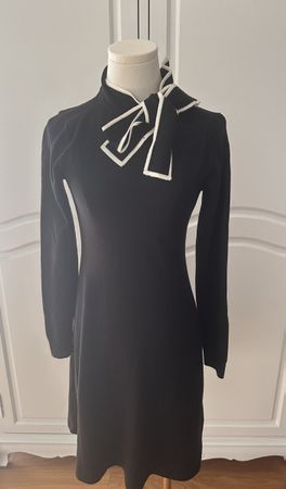 Schönes Kleid mit Schleife