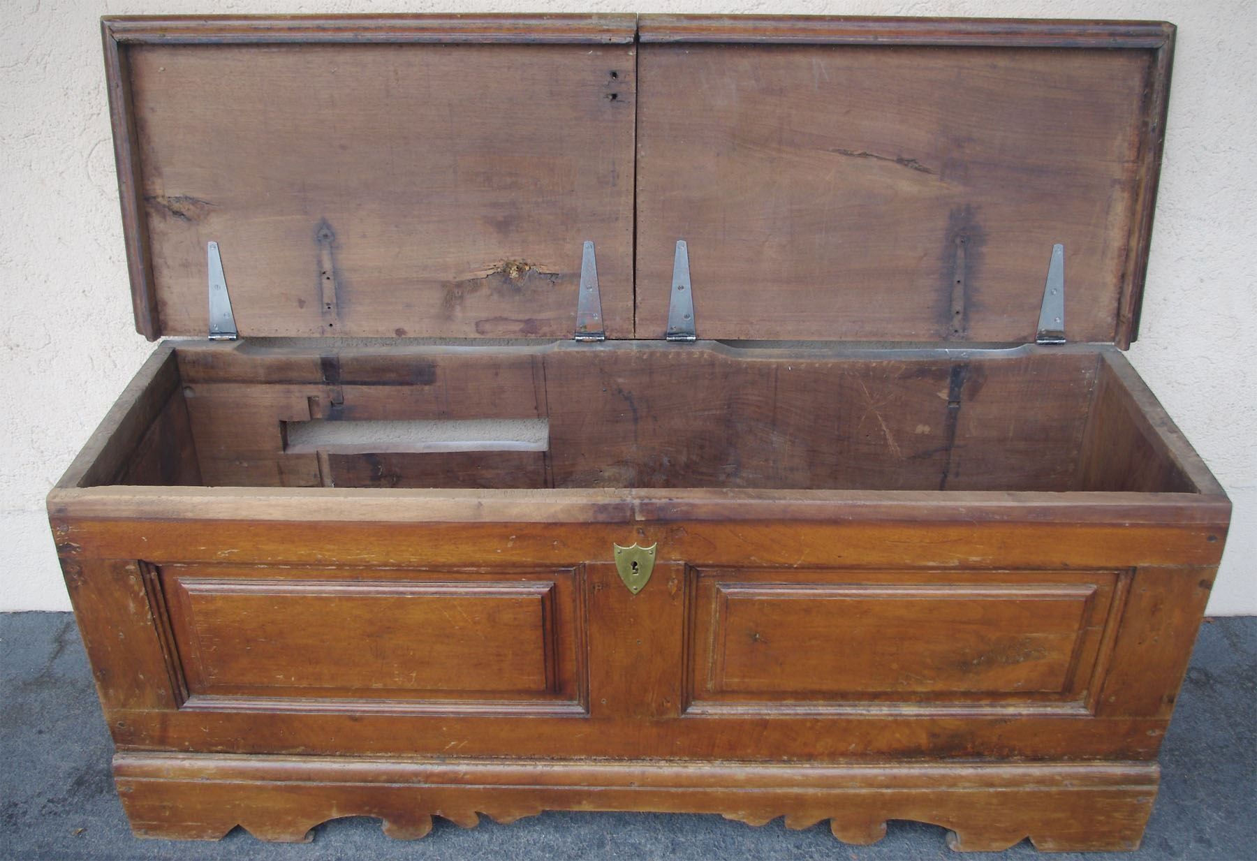 Cassapanche: massive Nussbaum-Truhe um 1800 – Usato da Meggen venduto da Trouvaillen 5