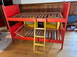 Rotes Hochbett für Kinder