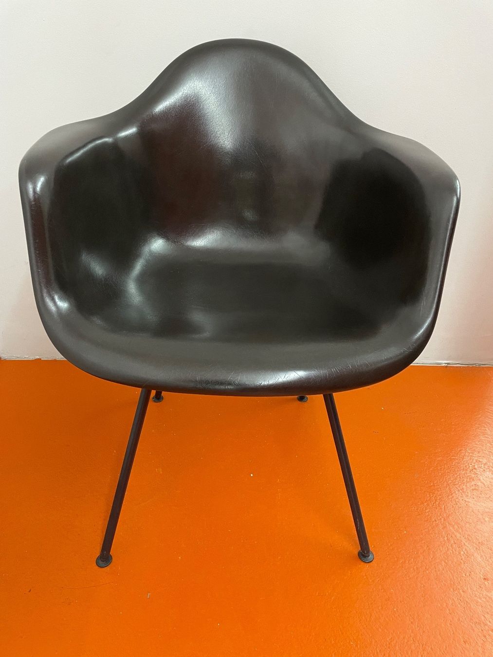 Eames Sedie: Eames Fiberglas Armchair schwarz – Usato da ipsach venduto da Latigo 2