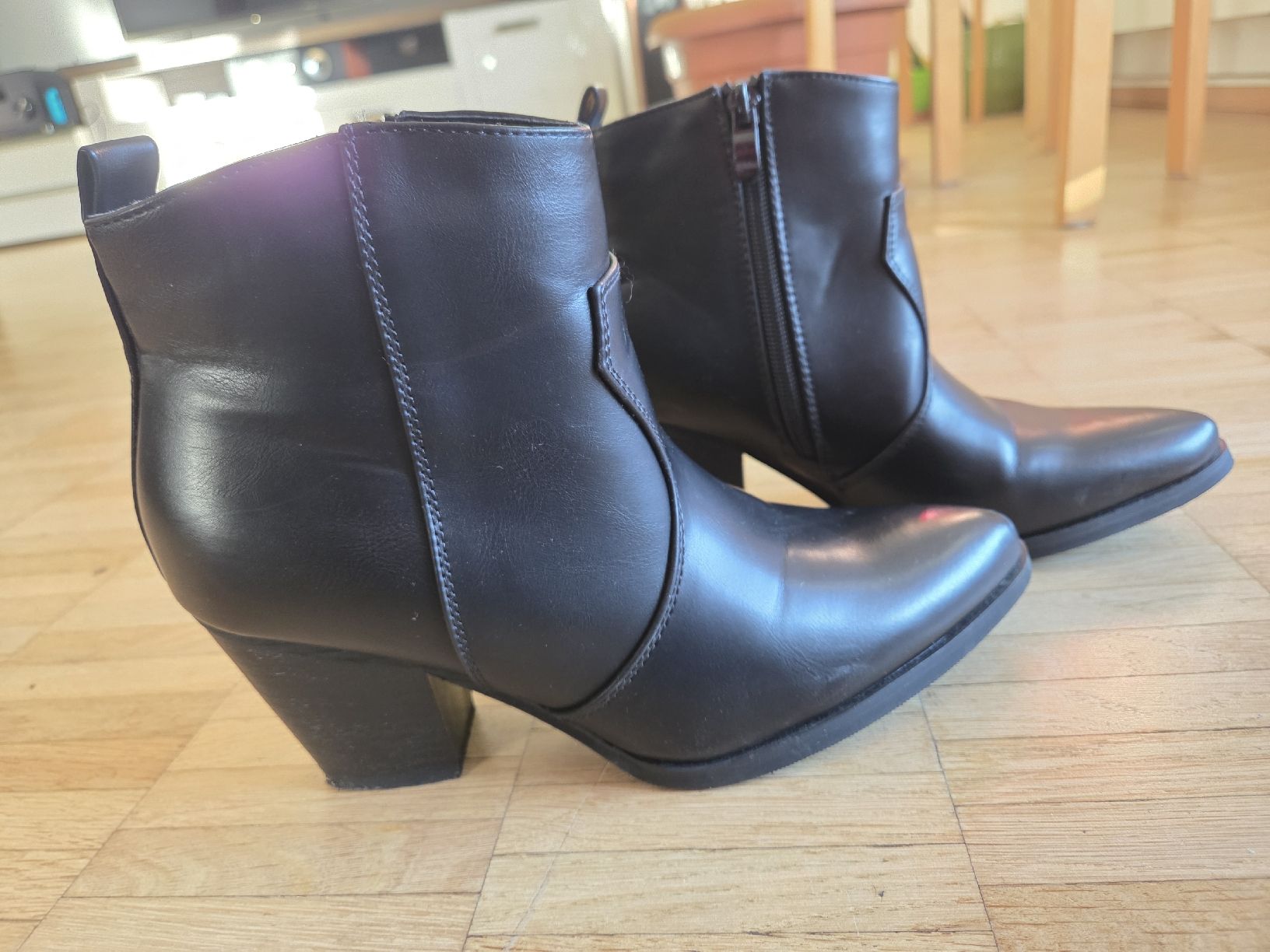 Scarpe da donna: Schwarze Stiefeletten Gr. 37 – Nuovo (secondo la descrizione) da Rüti ZH venduto da Sondanelle 1