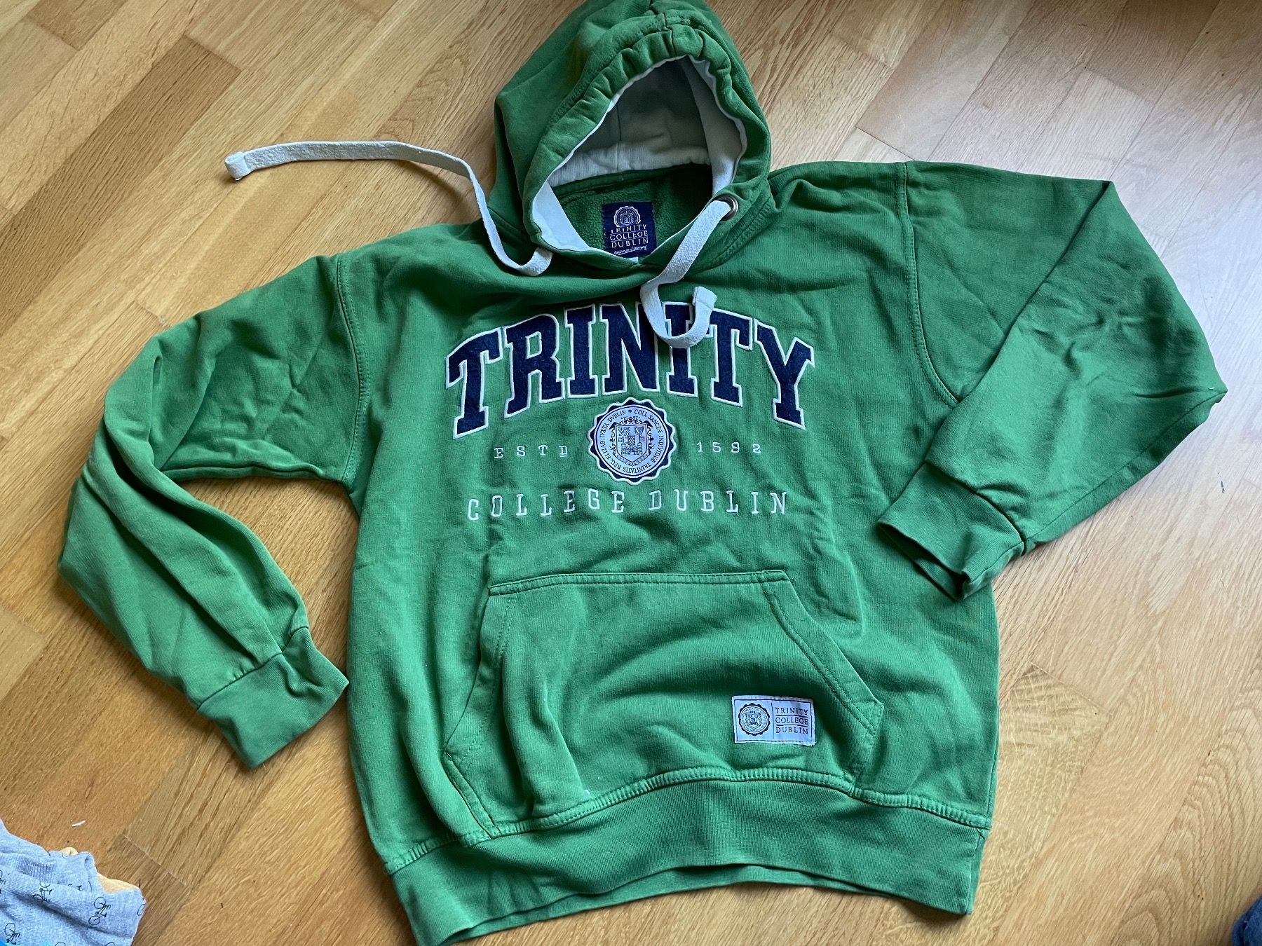 Pullover & Sweatshirts: Dublin Trinity Collège Hoodie grün M – Gebraucht aus Bern von  4
