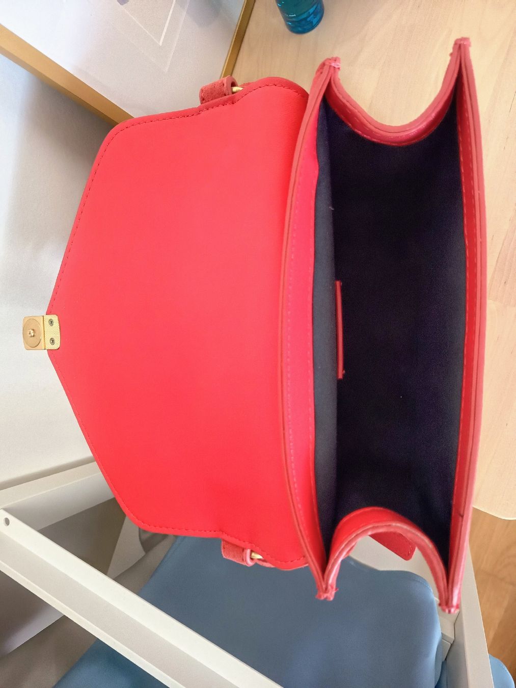 Taschen für Damen: Red Suede Handbag with Gold Flower Small Size – Gebraucht aus Basel von beg_6v7r 1
