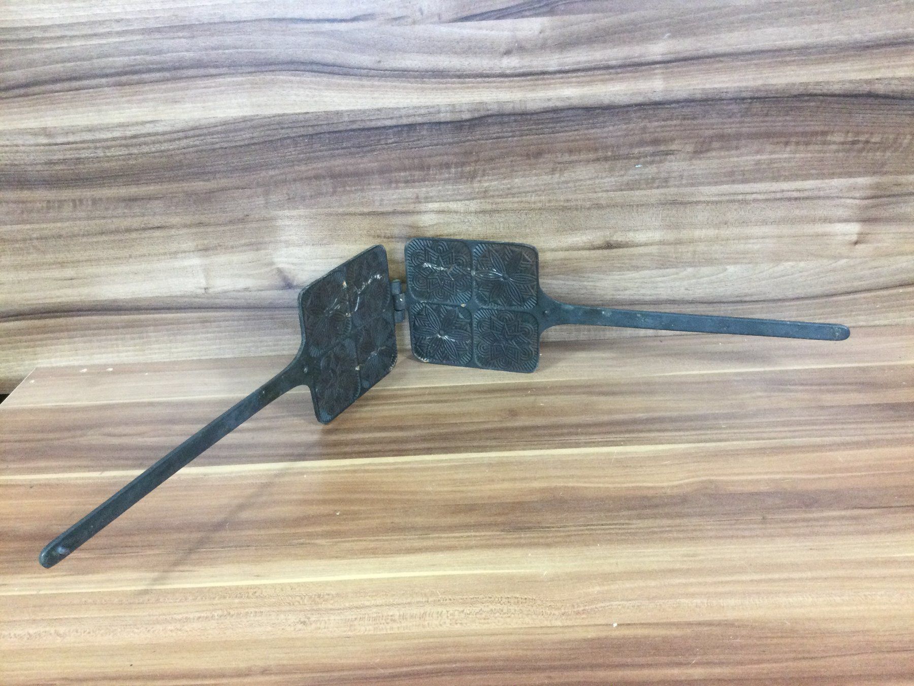Attrezzi da lavoro: Antikes gebrauchtes Gusseisen Waffeleisen – Usato da Wangen SZ venduto da kuriosum12