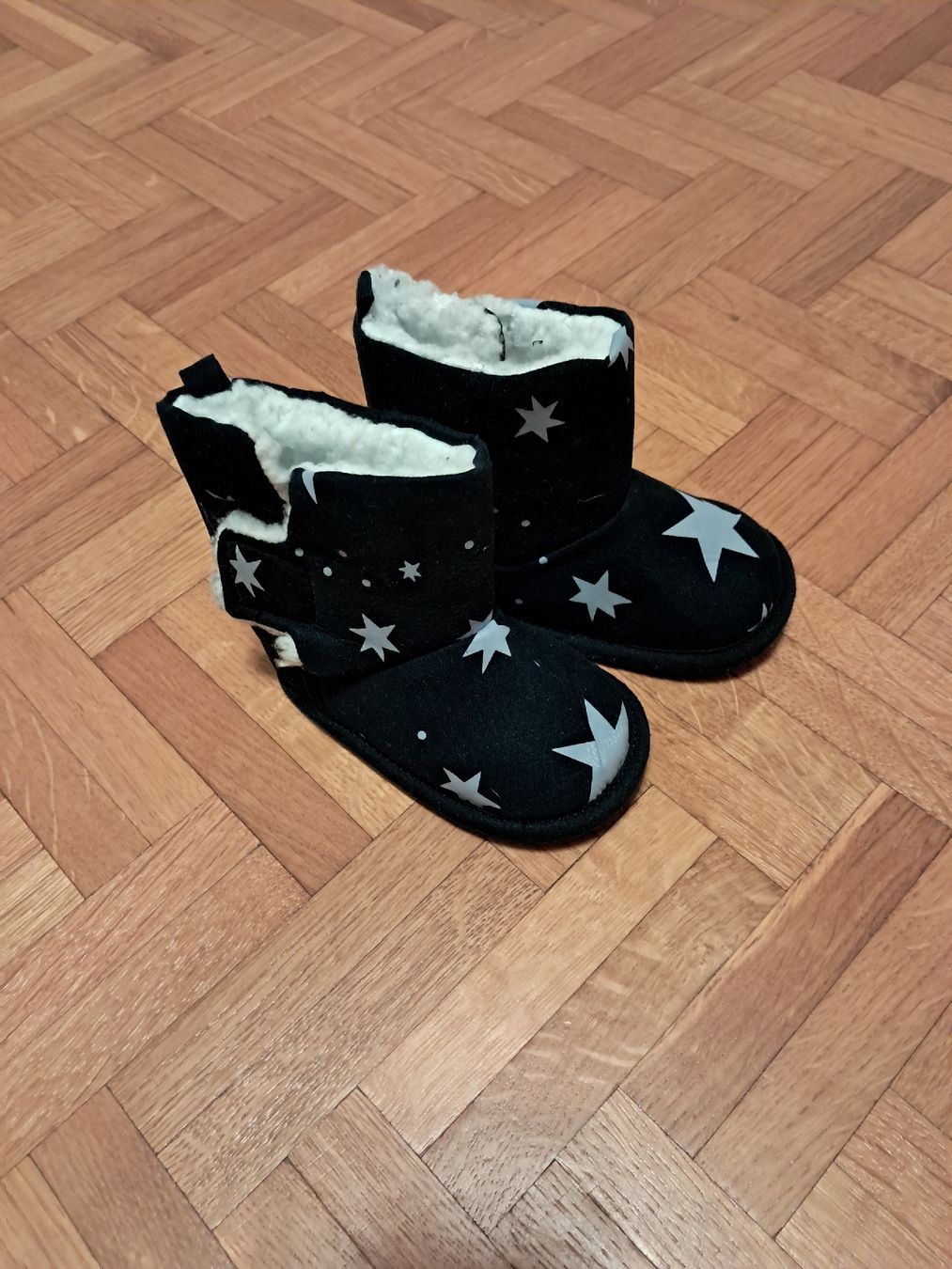 Scarpe per ragazzi: Chaussons garçon noirs à étoiles 12/18 mois – Usato da Ferpicloz venduto da Clicli014