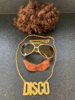Party-Perücke mit Brille und Schmuck