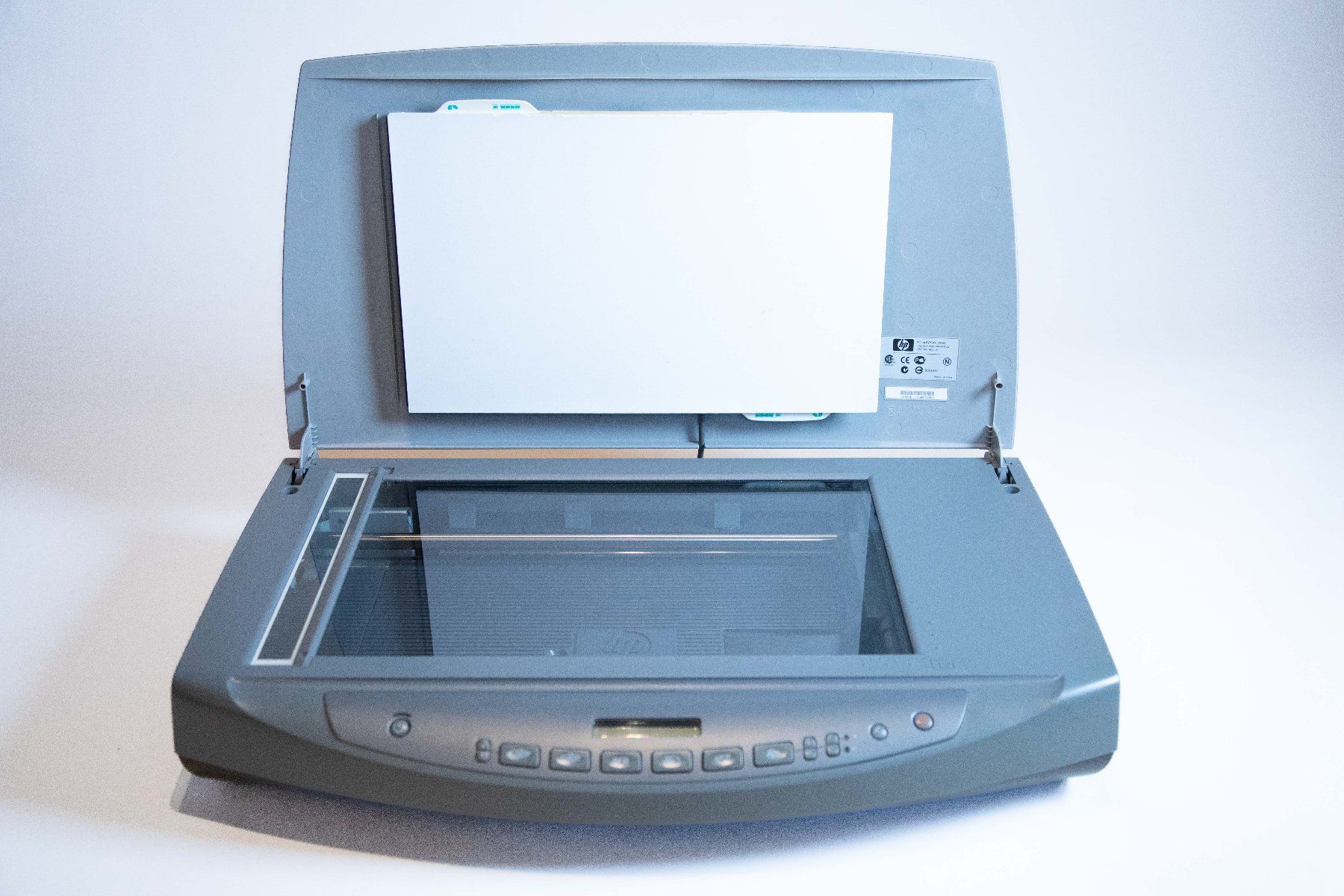 Hewlett Packard Scanner: HP Scanjet 8200 Flachbettscanner mit Durchlichteinheit – Usato da Basel venduto da Lightfish 1
