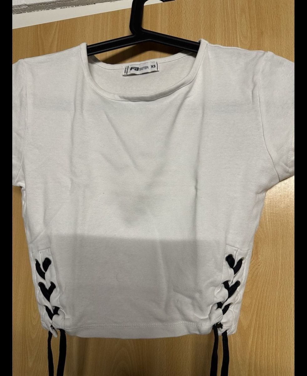 Top: neuwertige 3 Crop Tops, XS – Usato da Zollikofen venduto da Akshy 1