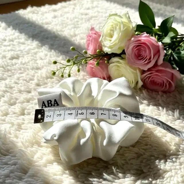 Accessoires pour cheveux: Seide Scrunchie - Elegantes Weiß - Handgemachte - Neu! – Neuf avec emballage d'origine à Vals par ABA-Atelier 1