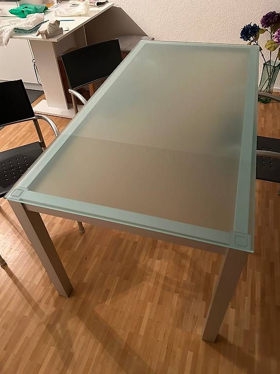 Tische: Wohnzimmer/Esstisch Glas inkl. 6 Stühle – Gebraucht aus Aesch ZH von mvzurigo