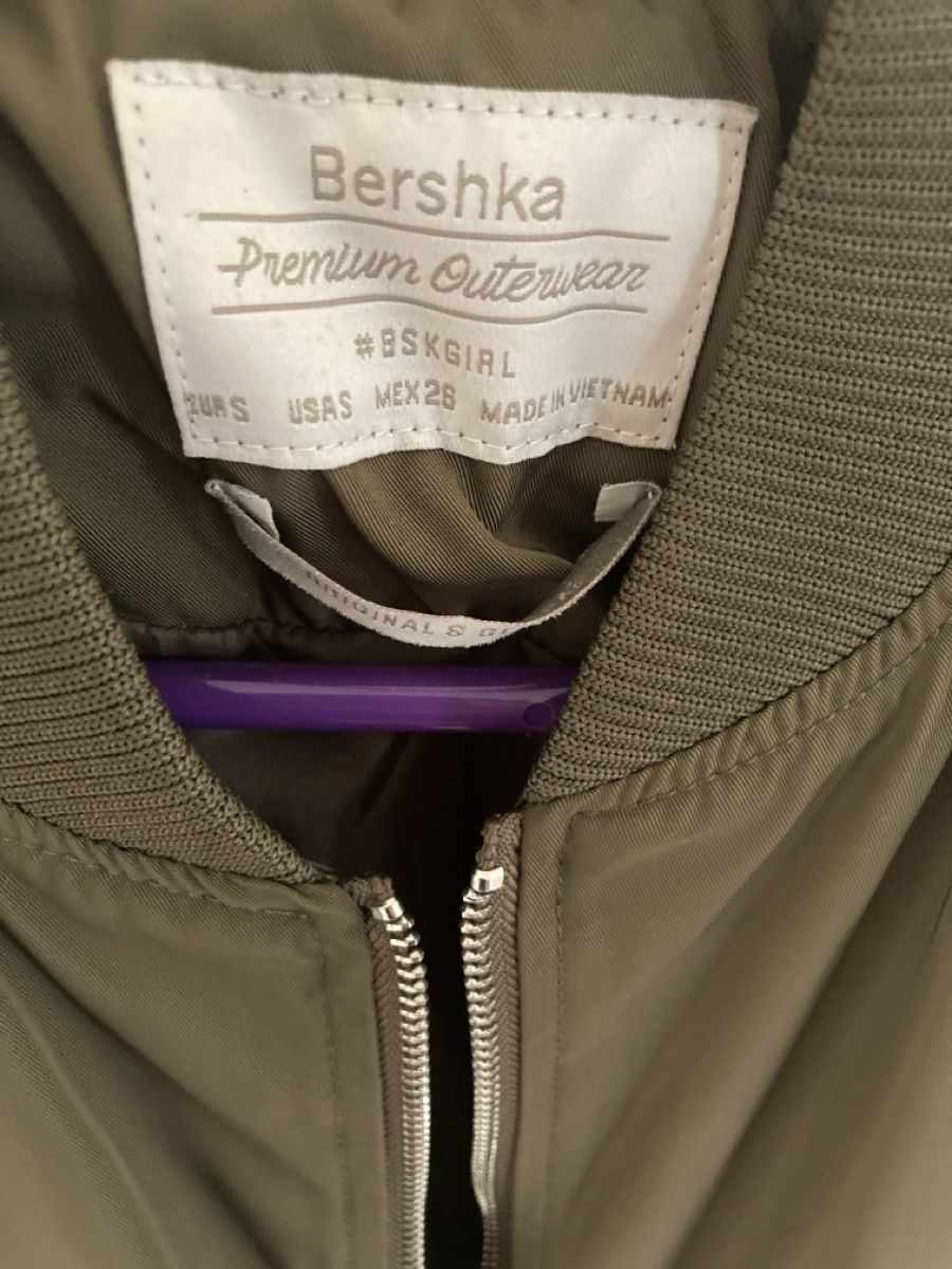 Bershka Vestes: Olivgrüne Bomberjacke – D'occasion à Fislisbach par secondhandF 1