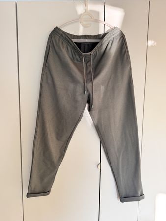 Sportliche graue Hose