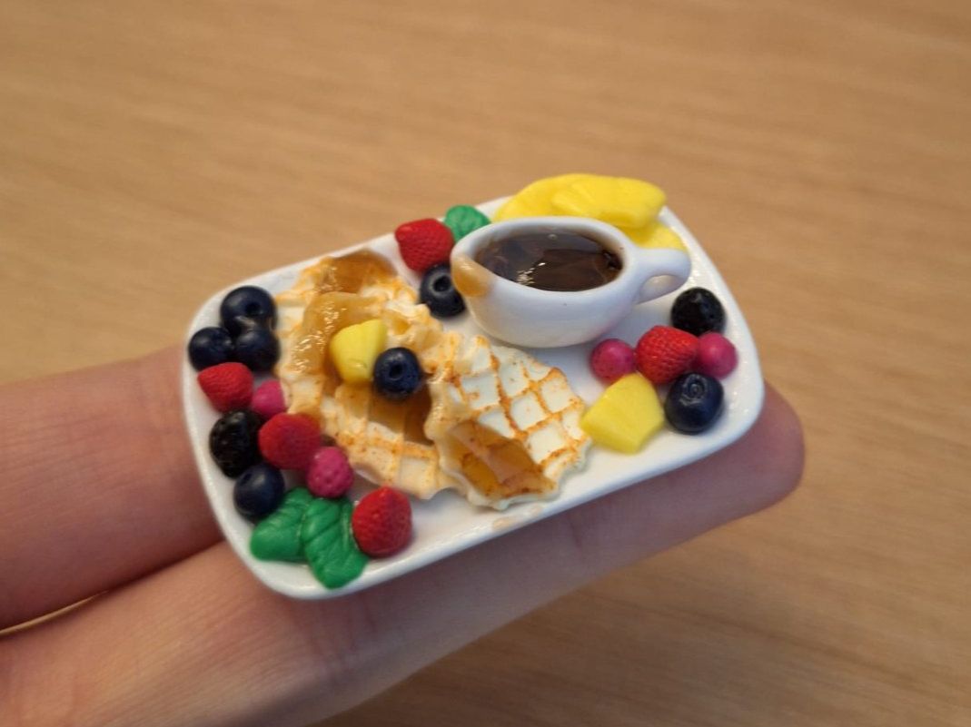 Case e mobili per bambole: Handmade Waffeln mit Beeren Teller – Nuovo (secondo la descrizione) da Zürich venduto da HandmadeTinyFood 4