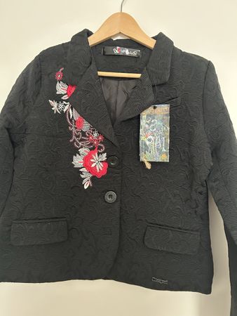 Schicker Desigual Blazer, Grösse 38, schwarz mit Stickerei.