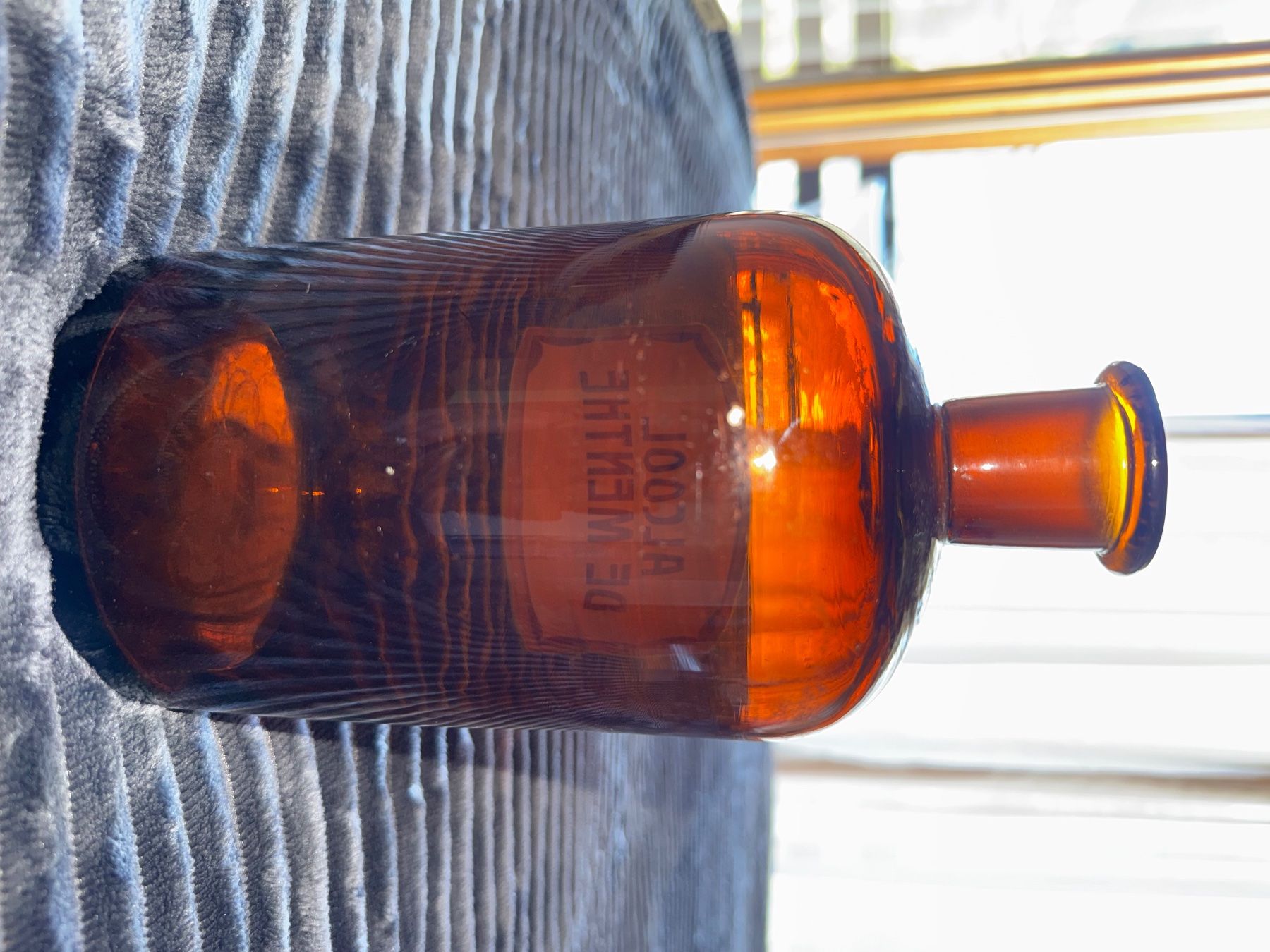 Bottiglie: Bouteille ancienne Alcool de Menthe ambre vide 20cm – Usato da Ovronnaz venduto da Etagne68 5