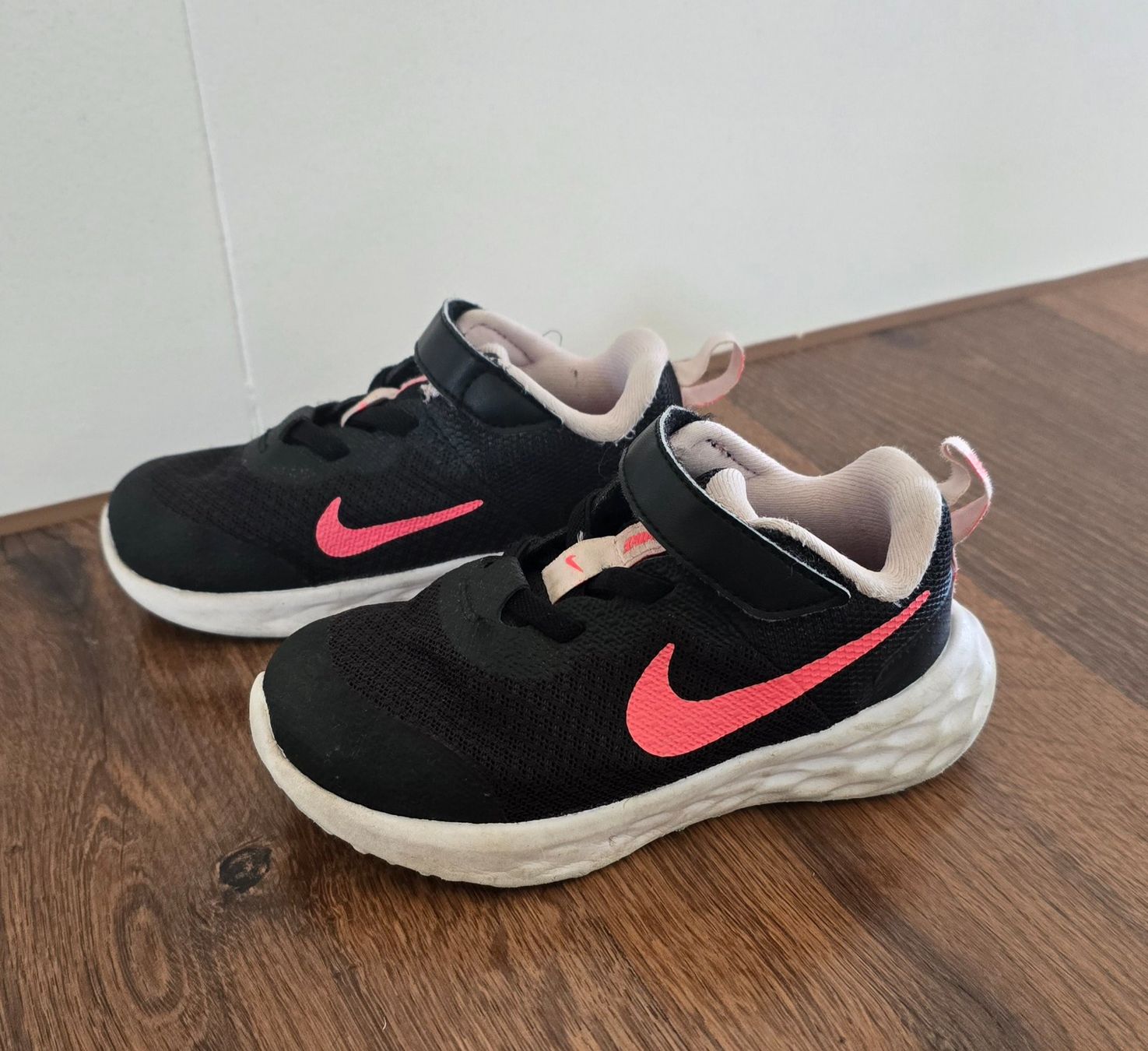 Nike Scarpe per ragazze: Nike Sneaker Gr. 25 – Usato da Zäziwil venduto da Seisler