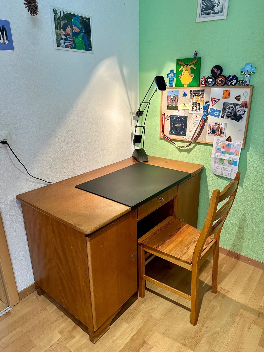 Schreibtische: Ensemble bureau vintage avec chaise et lampe – Gebraucht aus Murten von jbaeris