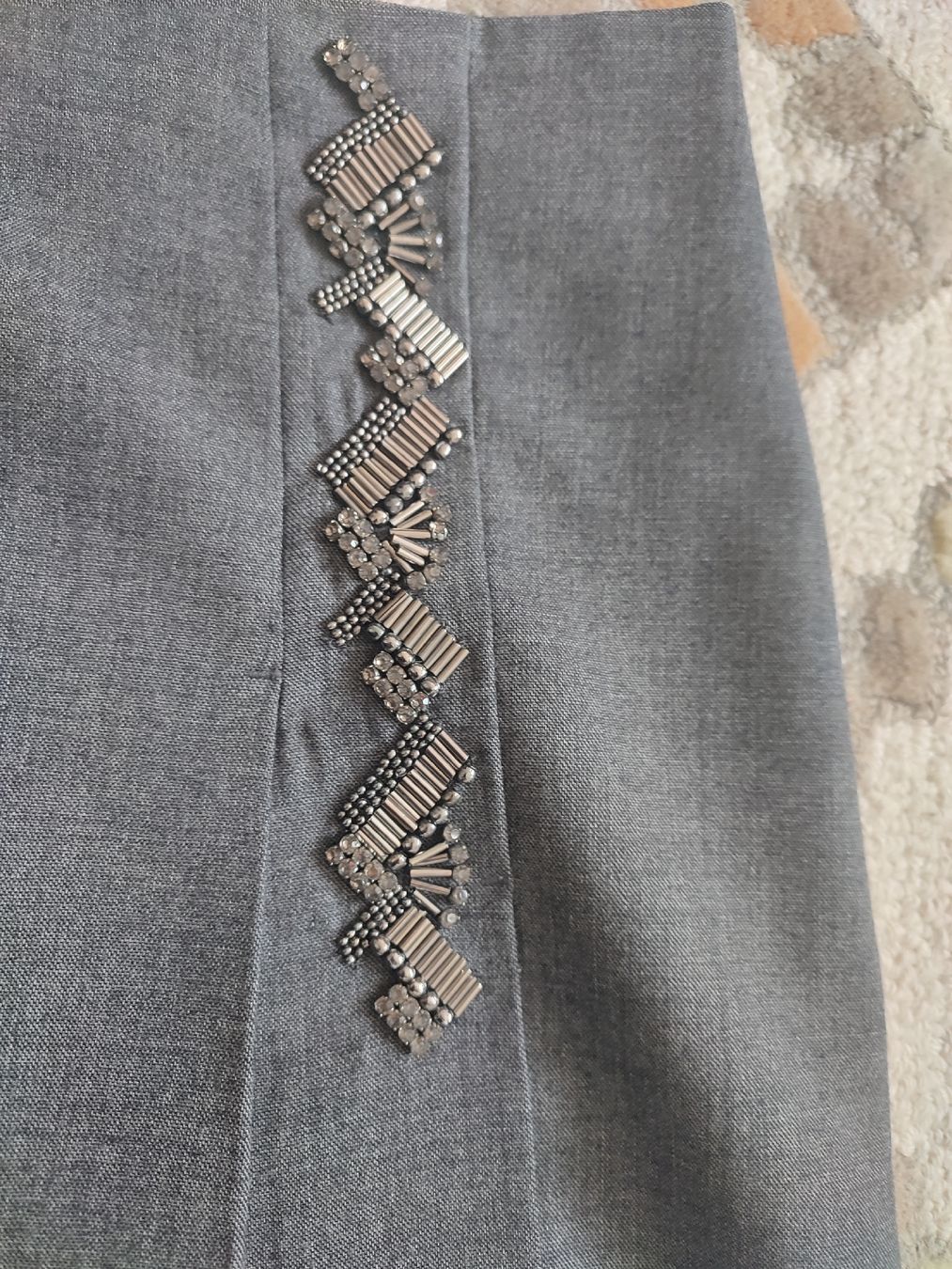 Max Mara Gonne: MaxMara Rock, grau, Gr. 38, mit Schmuckapplikationen. – Nuovo (secondo la descrizione) da Zürich venduto da sim_my2m 2