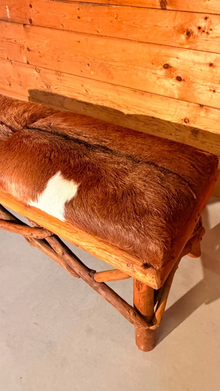 Bänke: Rustikale Holzbank mit Echtfell im Chalet-Stil – Gebraucht aus Rickenbach ZH von Der-Insider 3