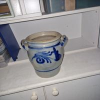 Originaler antiker Steinguttopf