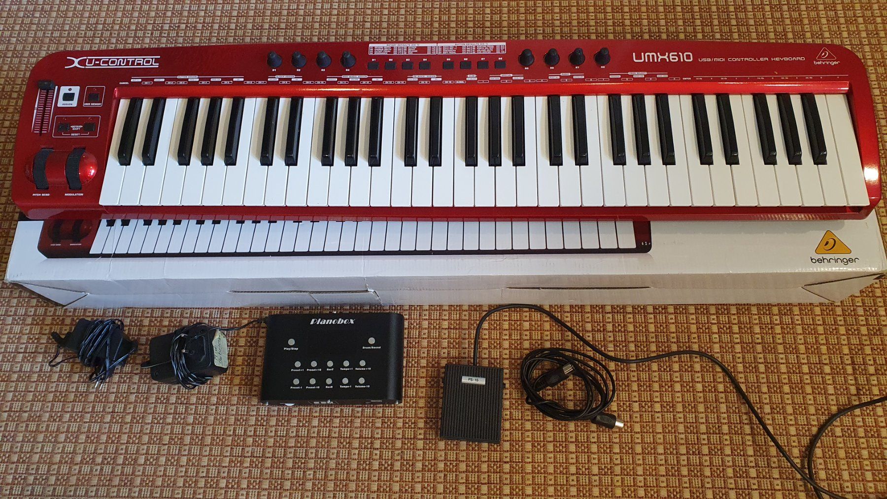 Behringer Strumenti musicali: Midi Controller Keyboard Behringer mit Pianobox – Usato da Teufen AR venduto da Arcros