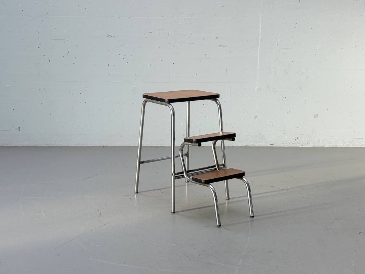 Hocker: Kelko Tritthocker mit braunem Kunstleder & Chromgestell – Gebraucht aus Zürich von LeMoege 1