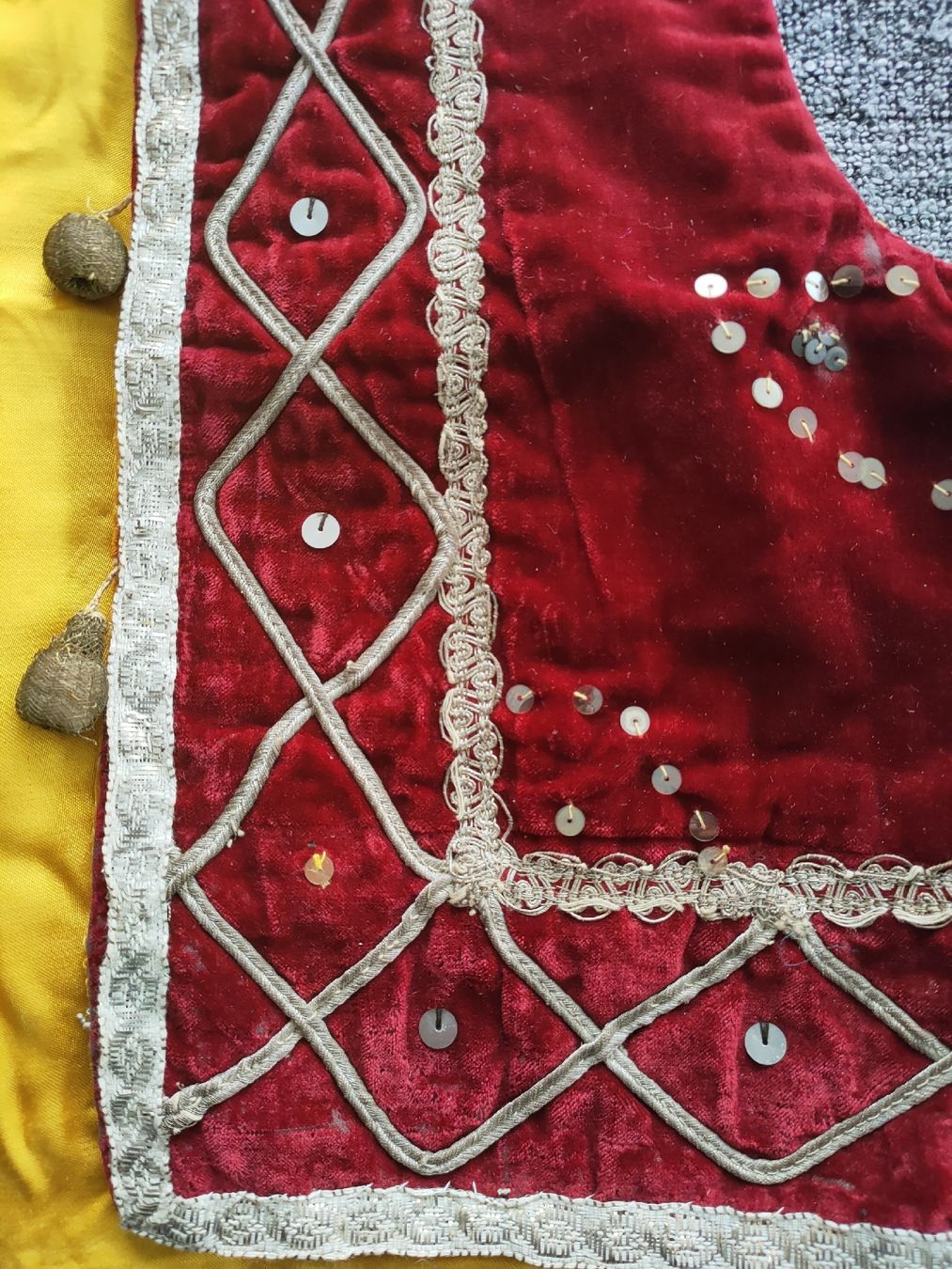 Costumi: Vintage Samtweste, Grösse M, rot/gold - – Usato da Gipf-Oberfrick venduto da minini 8