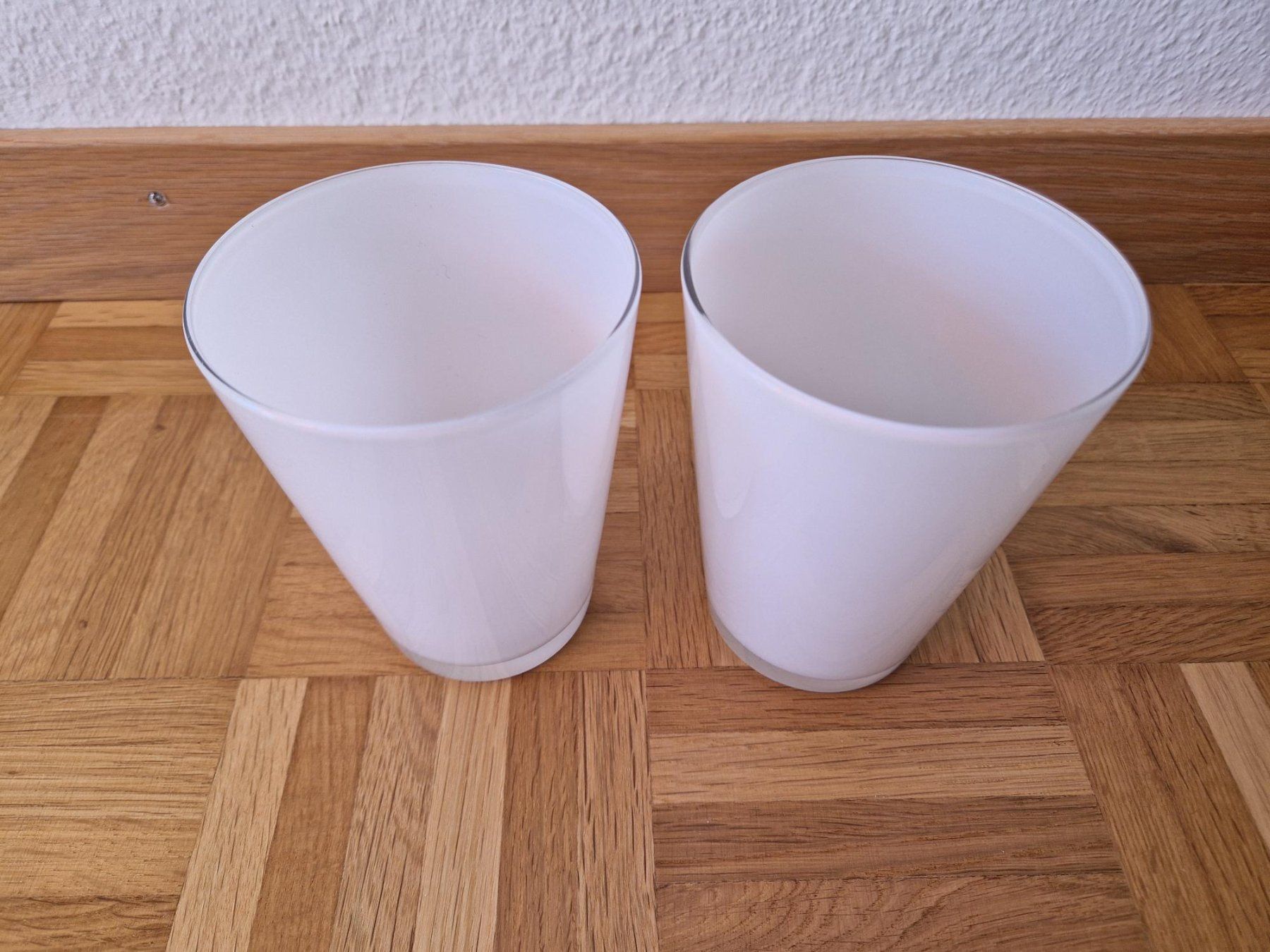 Vasi & Recipienti: 2 Vasen aus Glas in milchigen weiss – Nuovo (secondo la descrizione) da Zürich venduto da yro_qvz7 2