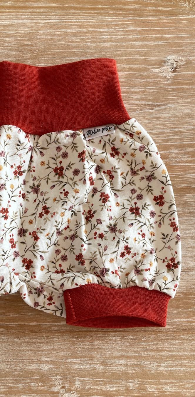 Pantaloni: Pumphose geblümt, Grösse 56/62 – Nuovo (secondo la descrizione) da Burgdorf venduto da Crown. 1