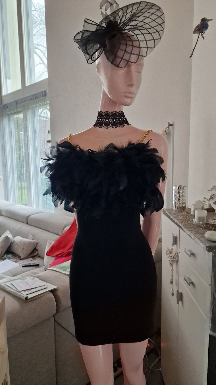 Vestiti: Exklusives Cocktailkleid mit Federn – Usato da Wil  AG venduto da Kfloh