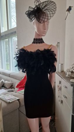 Exklusives Cocktailkleid mit Federn