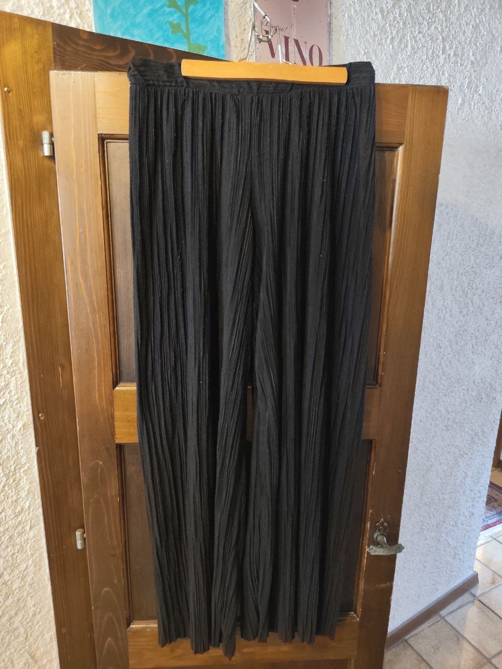 Hosen: Chic Black Pleated Trousers - Comfortable one size – Gebraucht aus Martigny von Errika