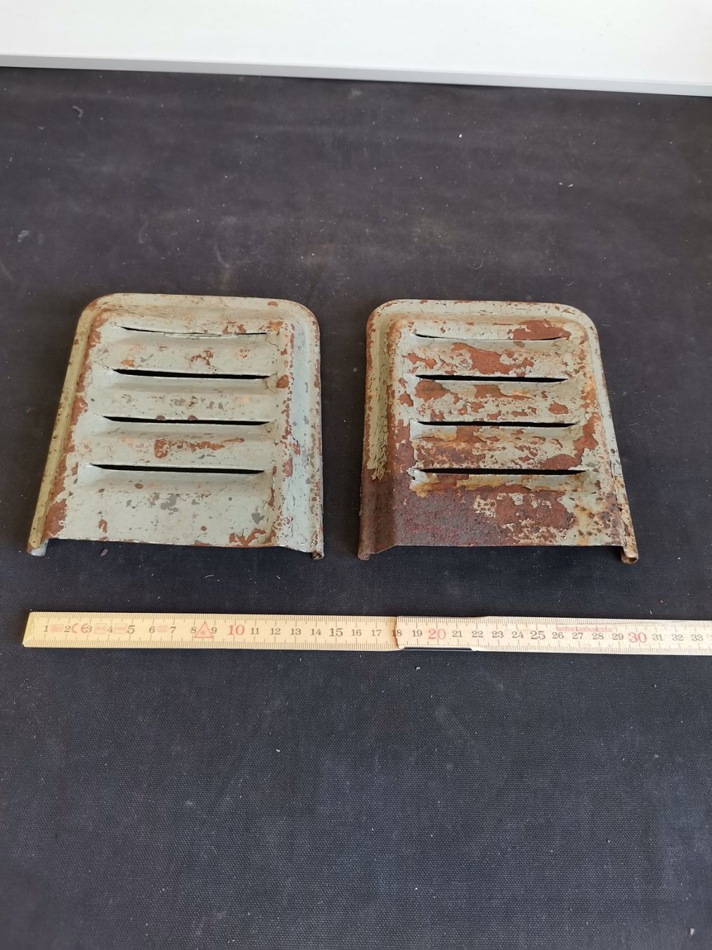 Accessori per altri veicoli: Alte Lüftungsabdeckung, Alte Abdeckung mit Luftschlitzen – Usato da Wiedlisbach venduto da materialkreislauf