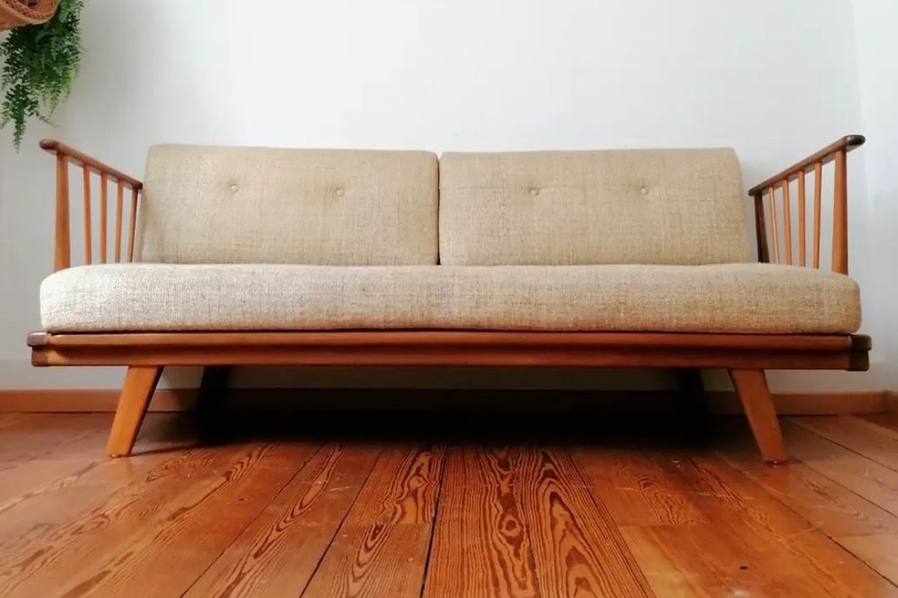Schlafsofa Holz Vintage ausziehbar gebraucht (Gebraucht) in Nidau für CHF 1100 – nur Abholung auf Ricardo kaufen