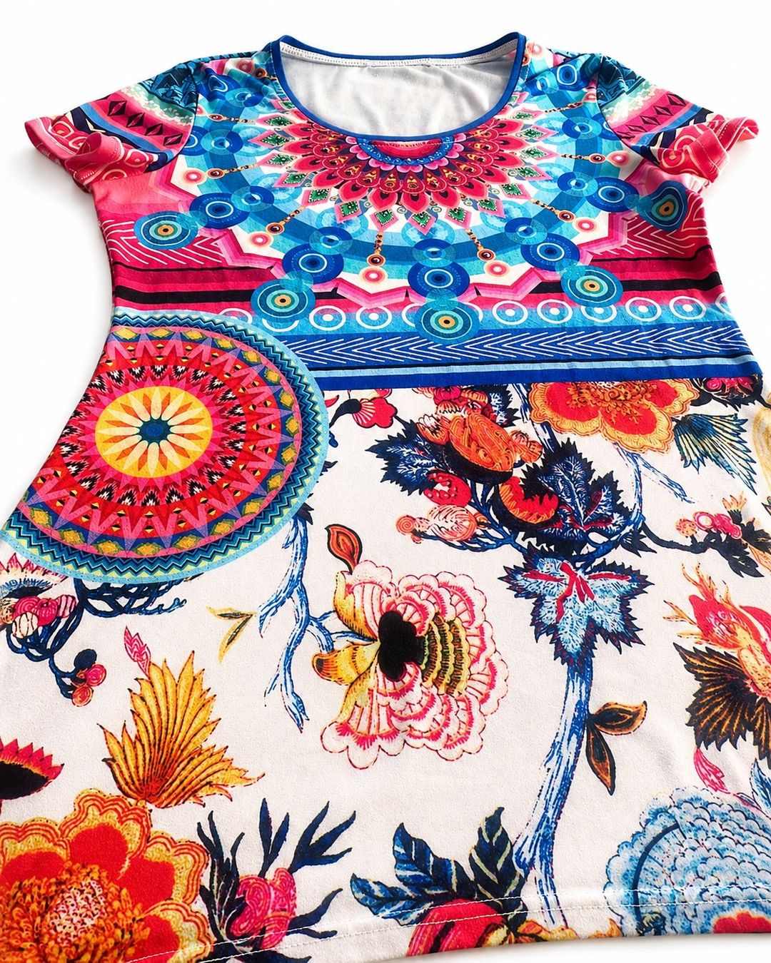Tuniques: Hochwertige bunte Tunika mit exotischem Muster – Neuf (Voir description) à Fully par VaneaSelection 4
