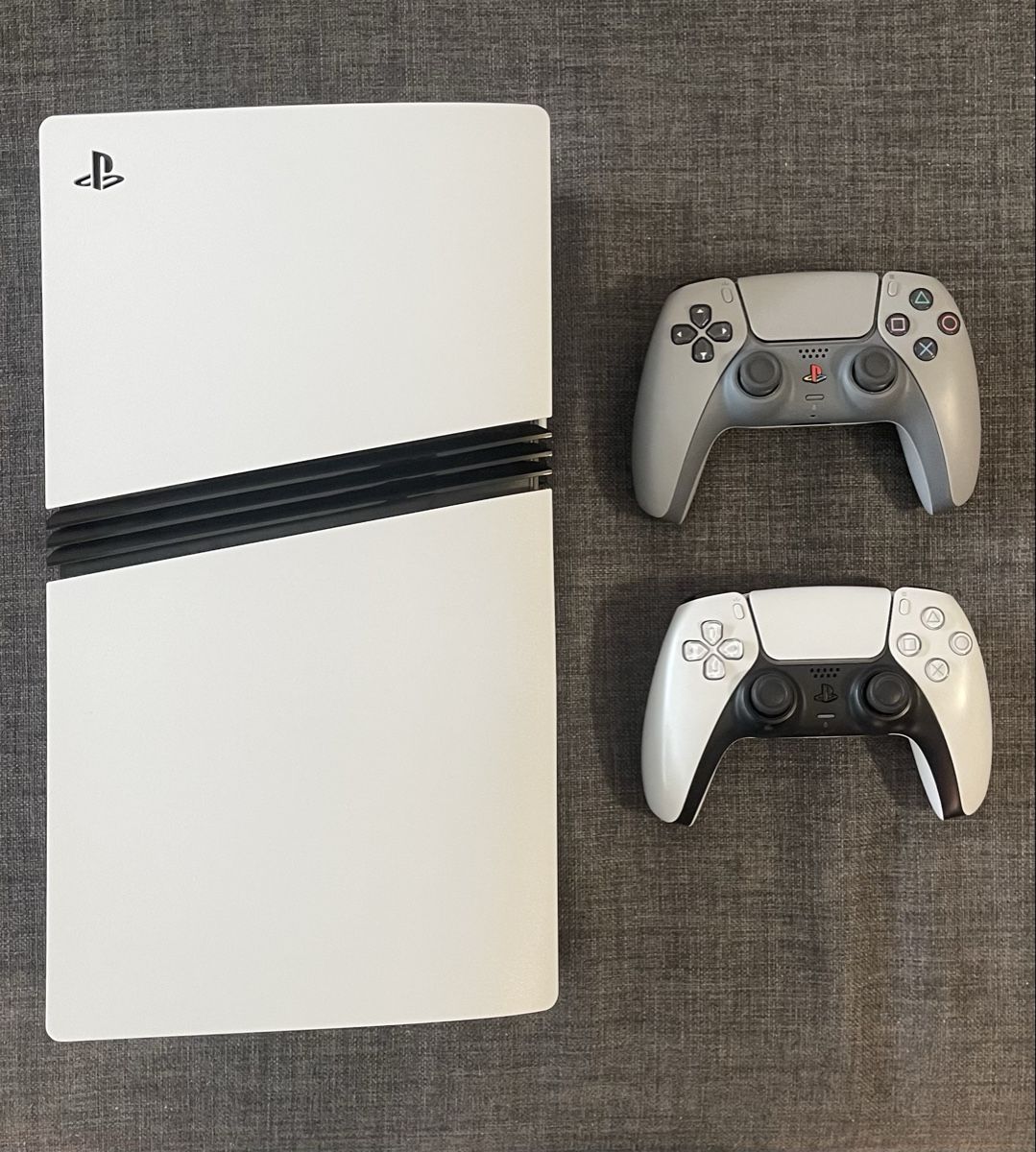 Sony Consoles: PlayStation 5 Pro with two controllers – D'occasion à Zürich par mra_y2sr