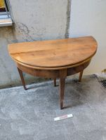 Schöner runder Klapptisch aus Holz
