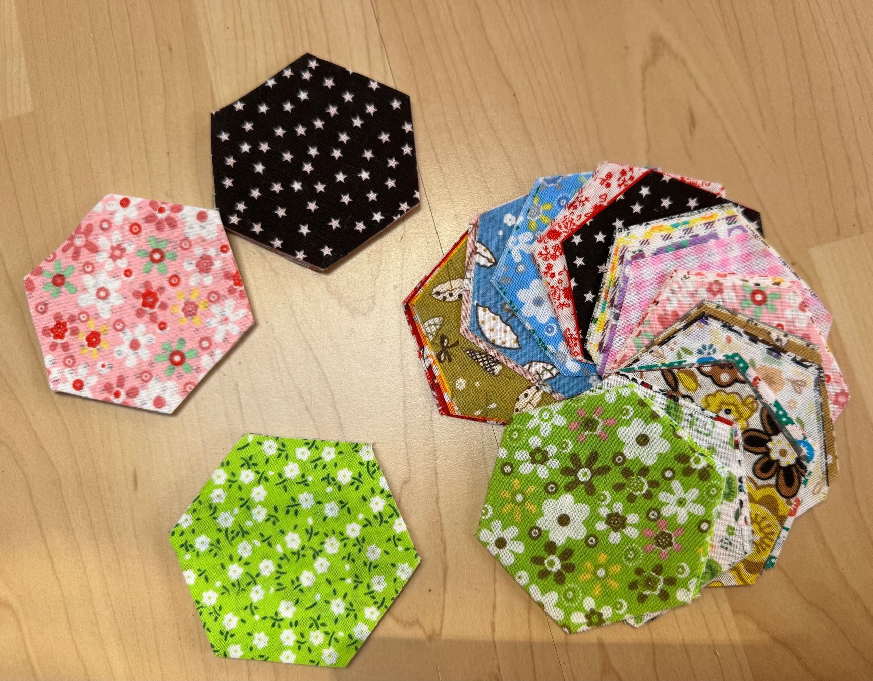 Tessuti: 100 x patches Patchwork Stoffe  Hexagon top Angebot    4/8cm – Nuovo e nell'imballaggio originale da Leuggern venduto da unico10