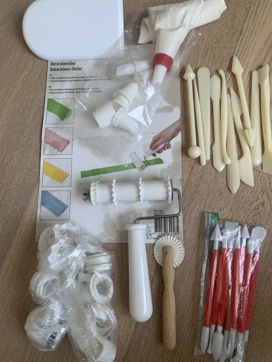 Kit bricolage: Fondant, Cake, Cookie Tools, full decorating set – Usato da Immensee venduto da Gitter