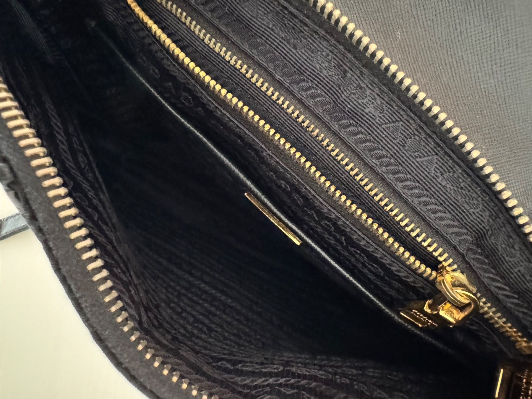 Borse da donna: Prada Crossbody Bag Bandoliera schwarz gold – Usato da Oberglatt ZH venduto da jul_nhy7 3