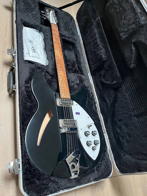 Rickenbacker Strumenti musicali: Rickenbacker 330 JetGlow inkl. Koffer – Usato da Eglisau venduto da Peavey80 1