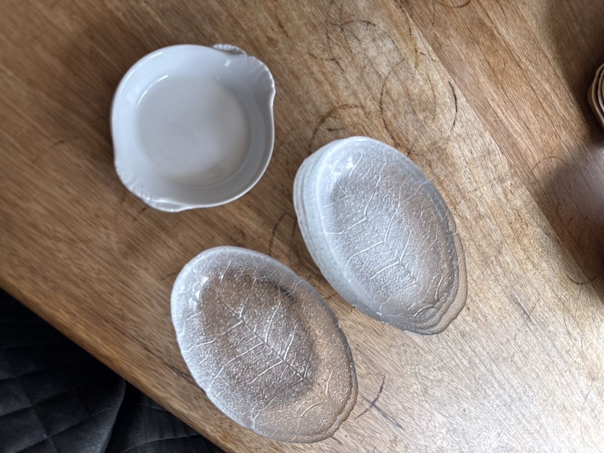 Set di piatti: Lot de coupelles  – Usato da Moudon venduto da Jimps
