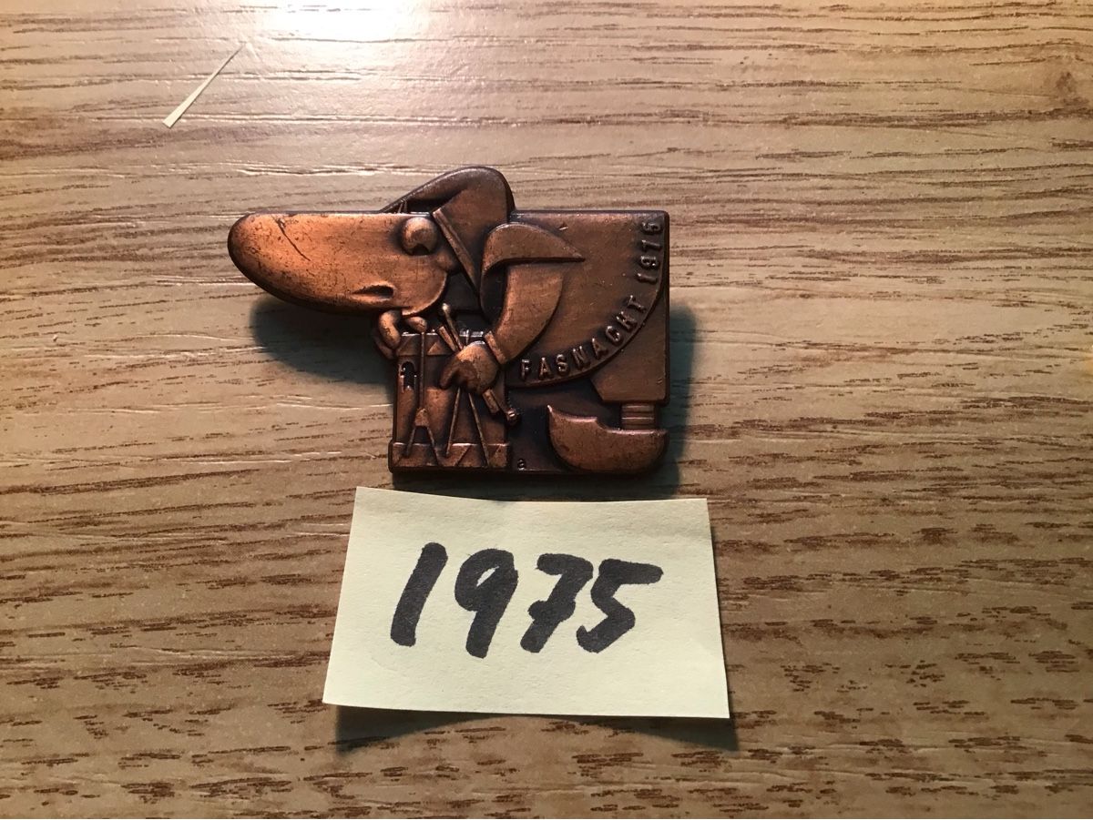 Basler Placchette & Badge: Baslerfasnachtsplaketten 1975 – Usato da Arlesheim venduto da printz01