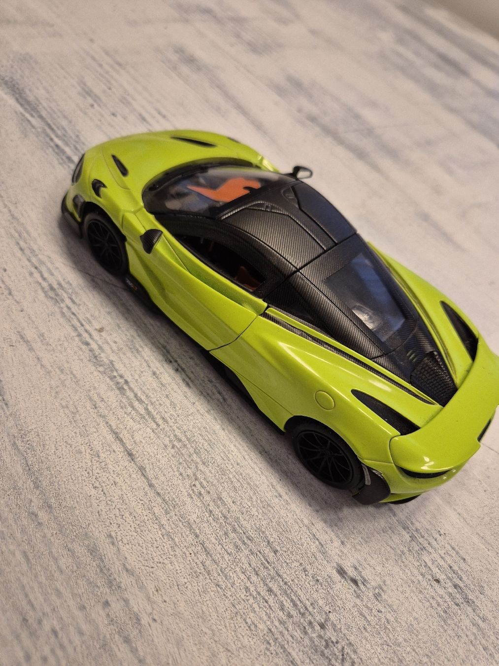 Modellini d'auto: McLaren 765LT Modellauto 1:24 – Usato da Tuggen venduto da Santasbag 3