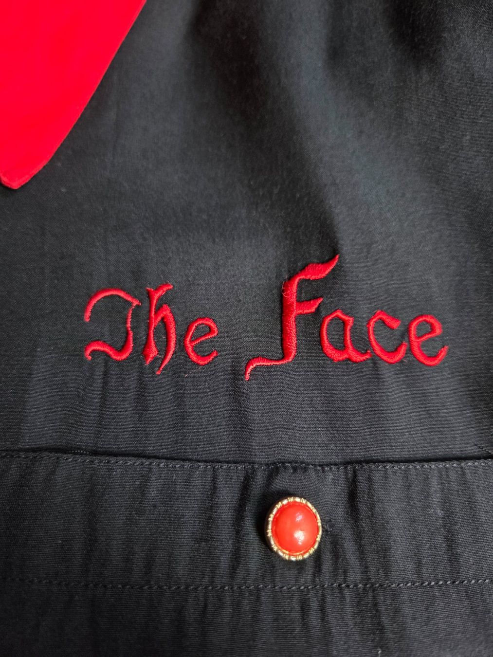 Camicette: 90er Bluse The Face schwarz rot 42 – Usato da Bern venduto da -Aniko- 4