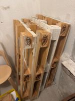 8 Europaletten teilweise weiss bemalt