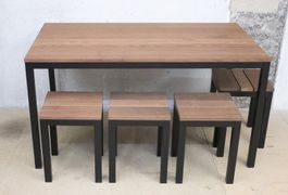 Set aus Gartentisch mit vier Hockern - Thermoesche
