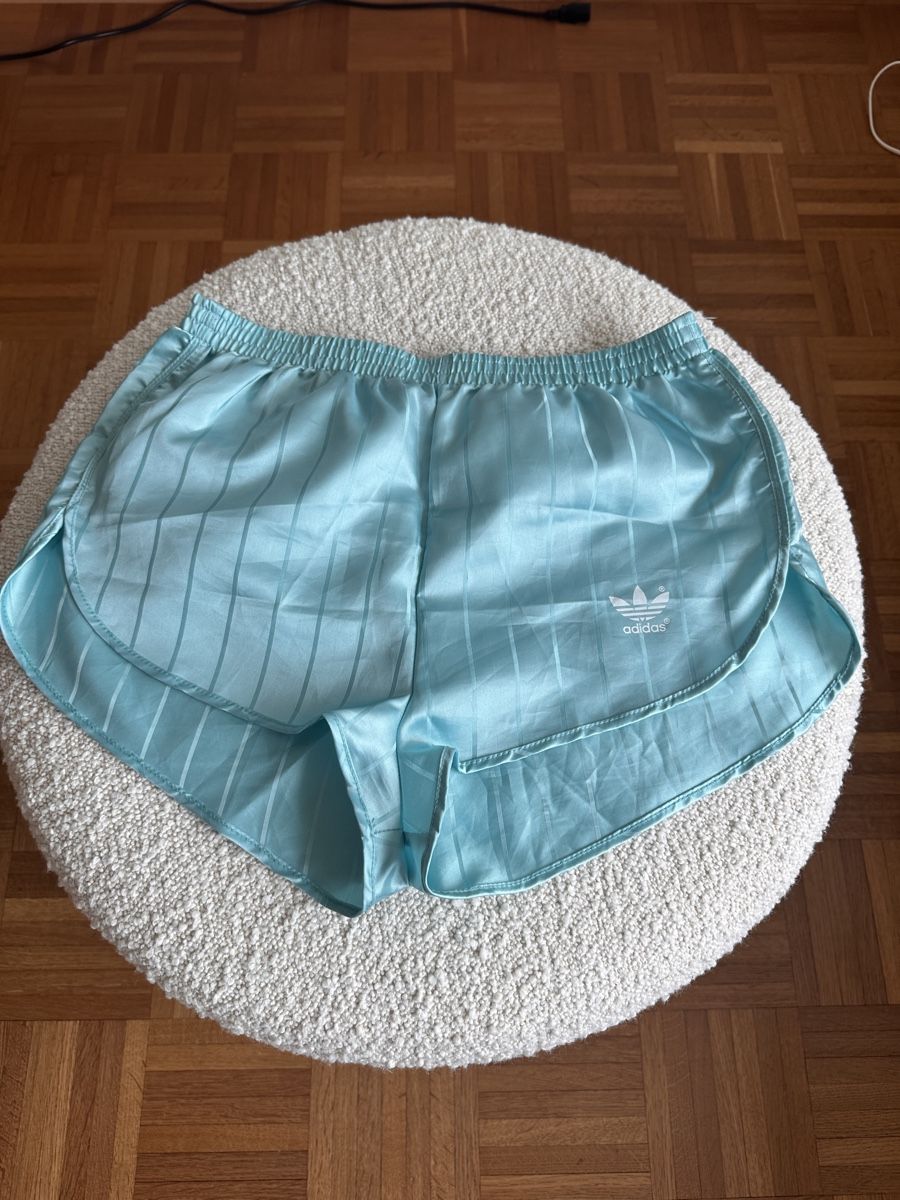 Adidas Pantaloni: Vintage Adidas Runner-Shorts hellblau – Usato da Baden venduto da Marytumby 4