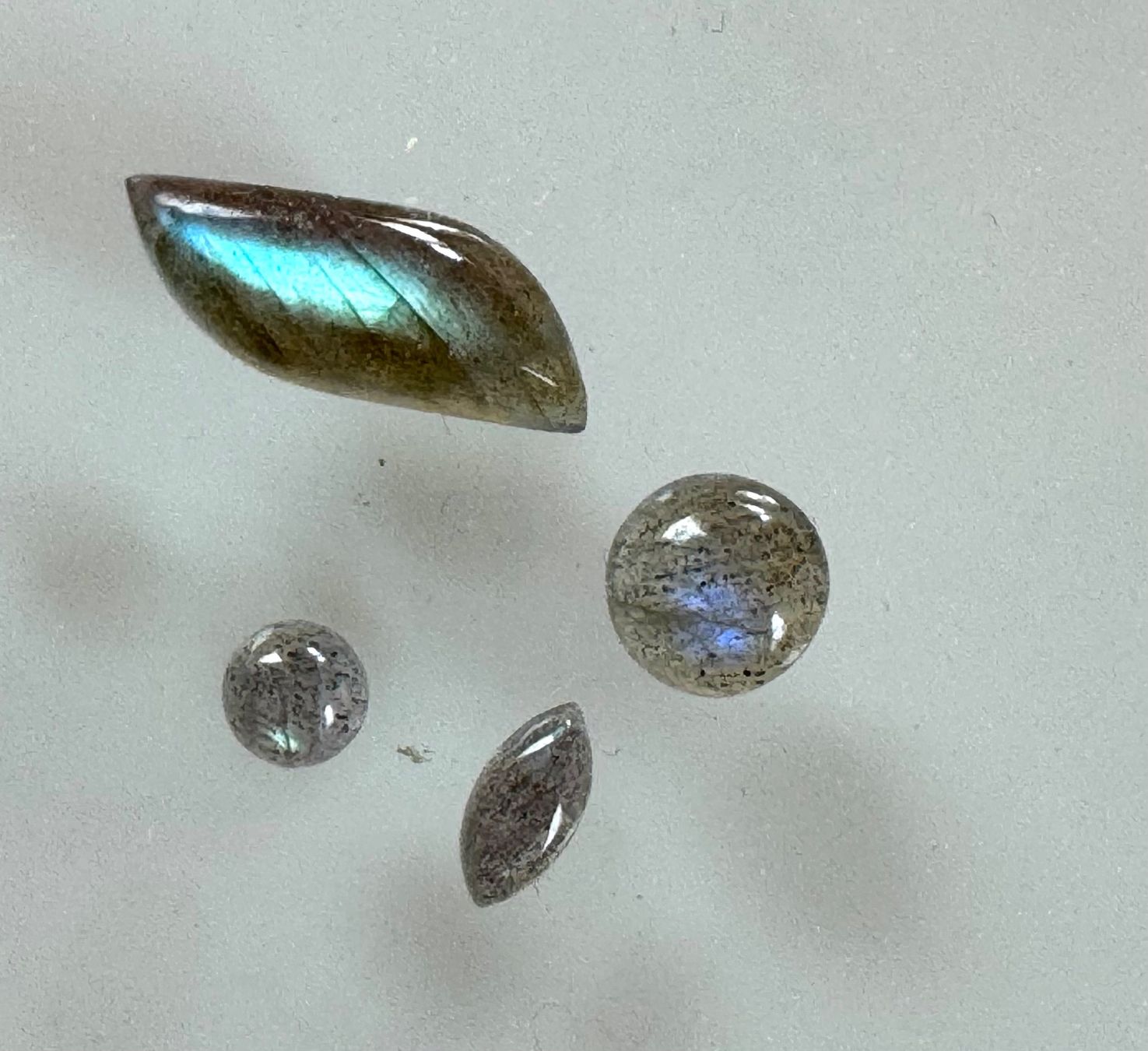 Minerali & Pietre curative: 4 exclusive leuchtende Labradorit Cabochons – Nuovo e nell'imballaggio originale da Leuggern venduto da gemshow 1
